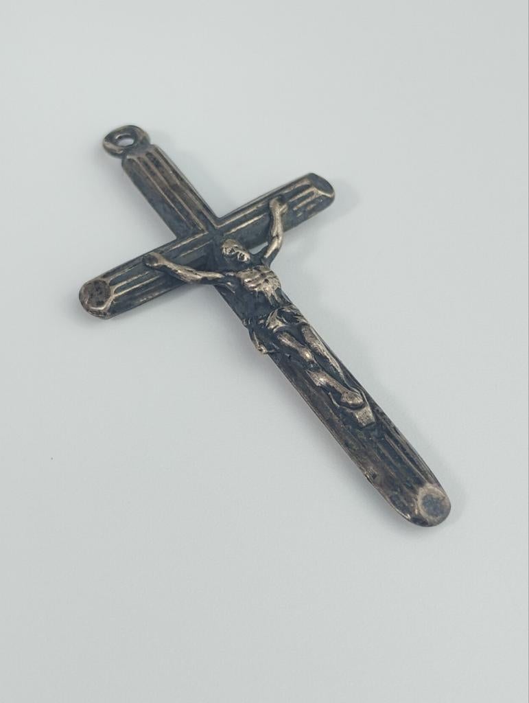 Klein antiek zilveren kruisbeeld, Gebruikt, Ophalen of Verzenden, Kruis of Symbool, Zilver