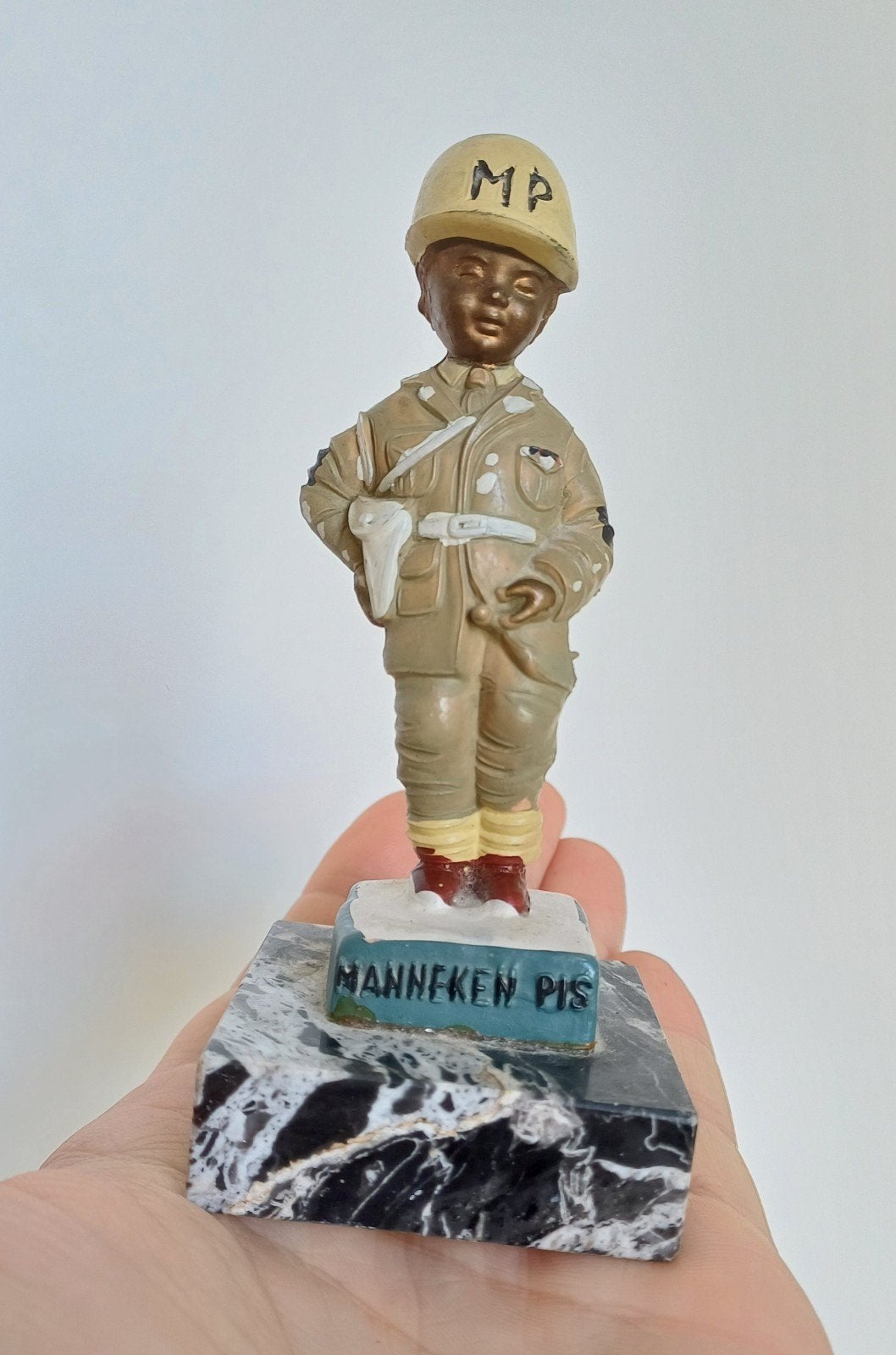 zeldzaam beeldje manneke pis, militaire politie, Verzamelen, Ophalen of Verzenden, Overige soorten, Miniatuur of Beeldje