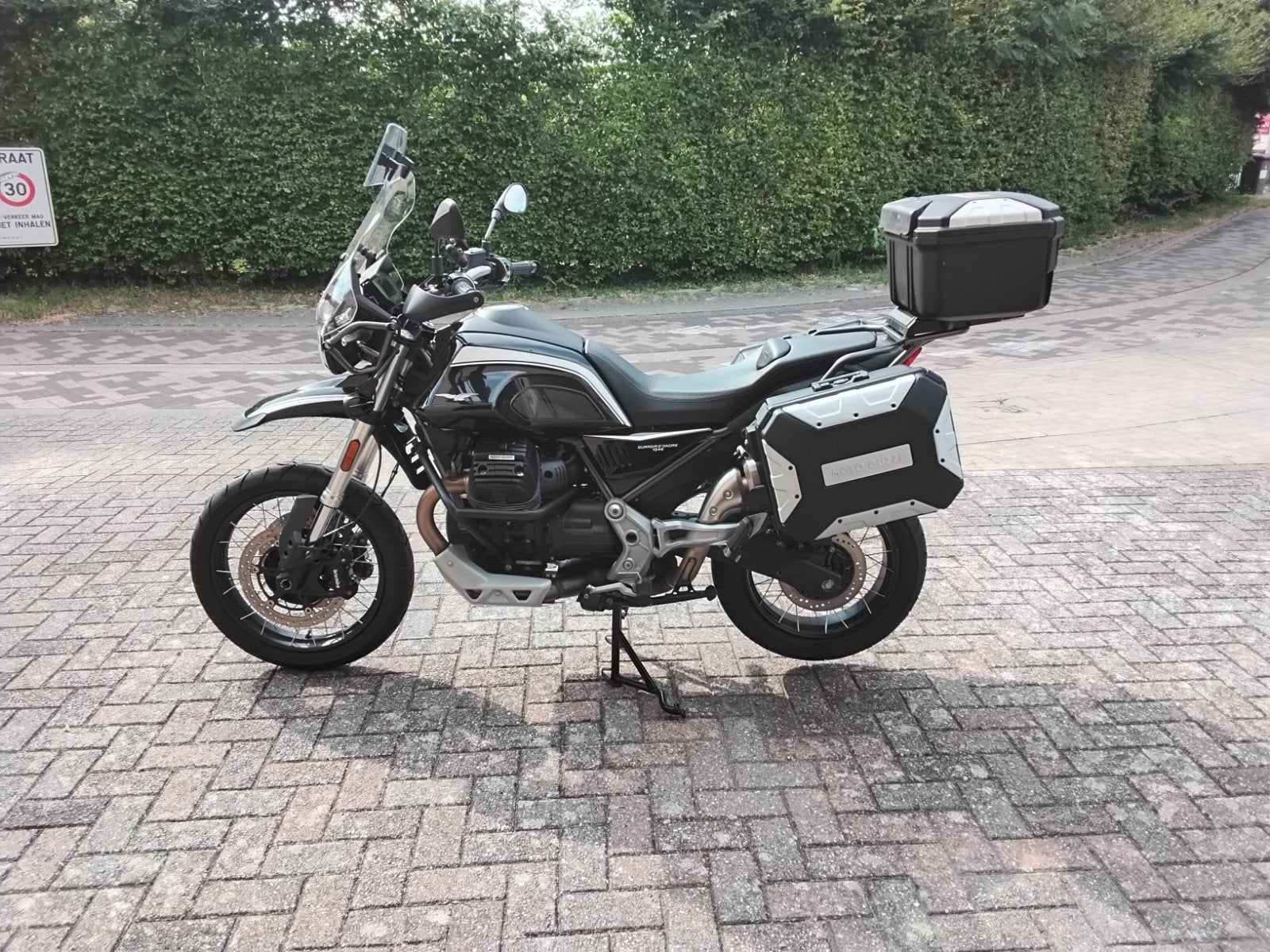Moto Guzzi 85 TT Guardia d'Onoré '24, 4800 km, Tourisme, Plus de 35 kW, Poignées chauffantes, 2 cylindres
