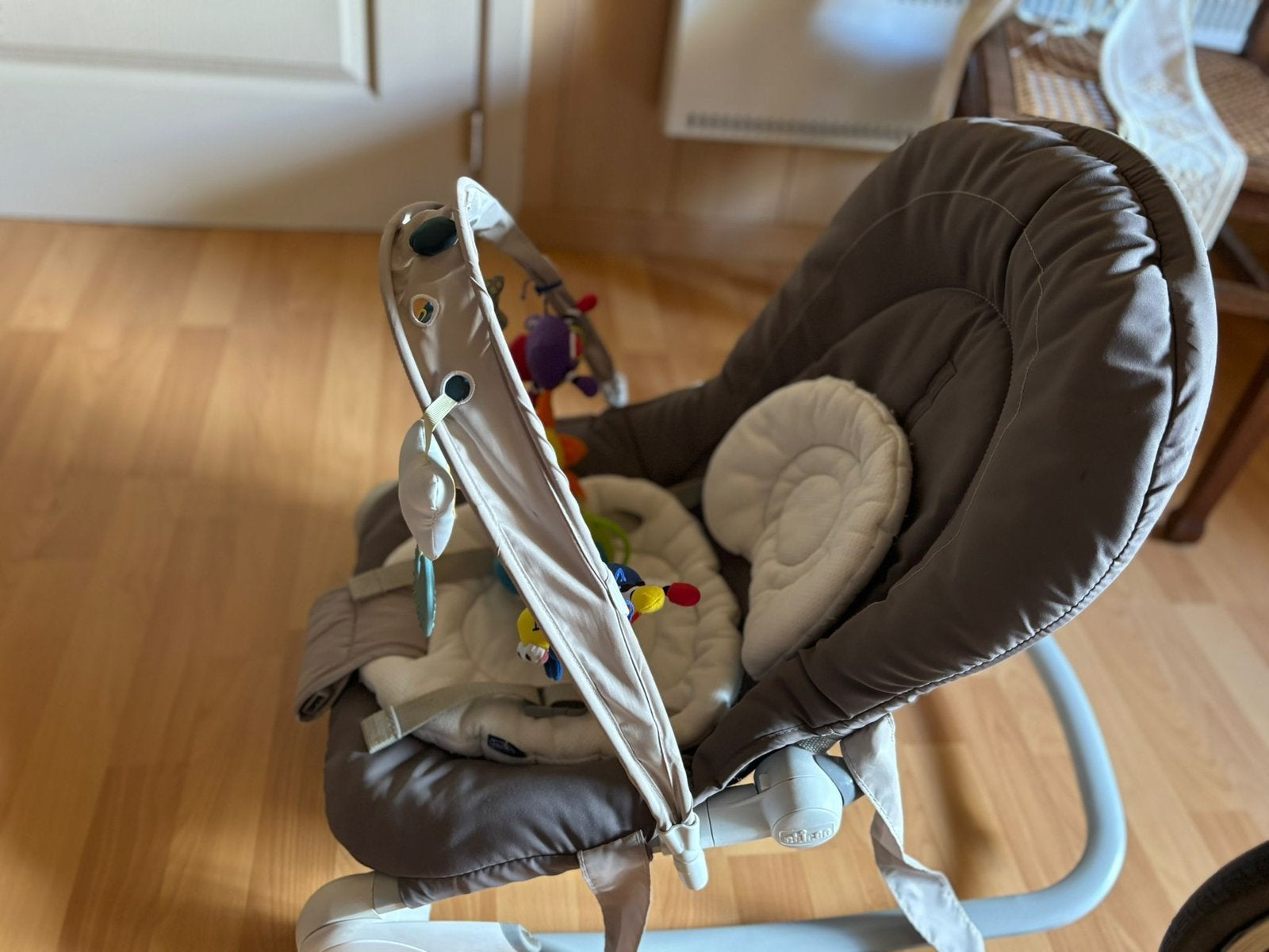 Essuie-glace Chicco avec nœud, Enfants & Bébés, Avec ceinture(s), Comme neuf, Chaise rebondissante, Enlèvement