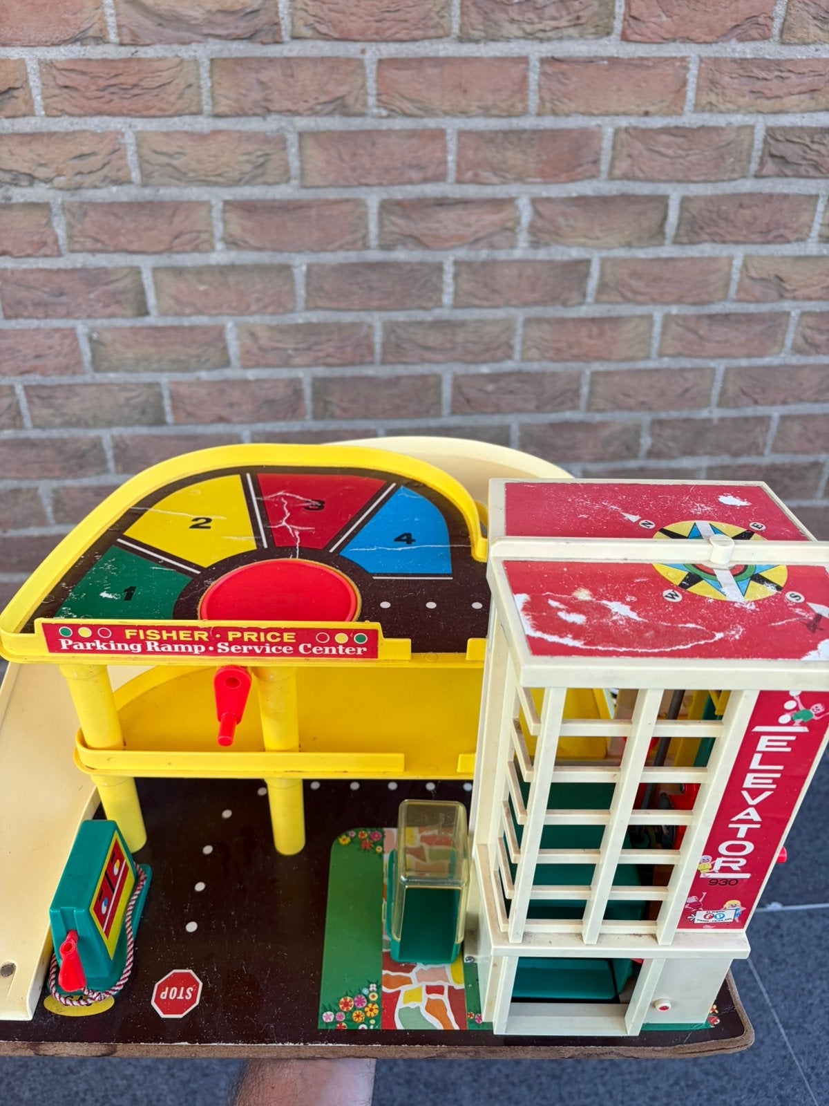 Fischerprice garage, Ophalen, Zo goed als nieuw