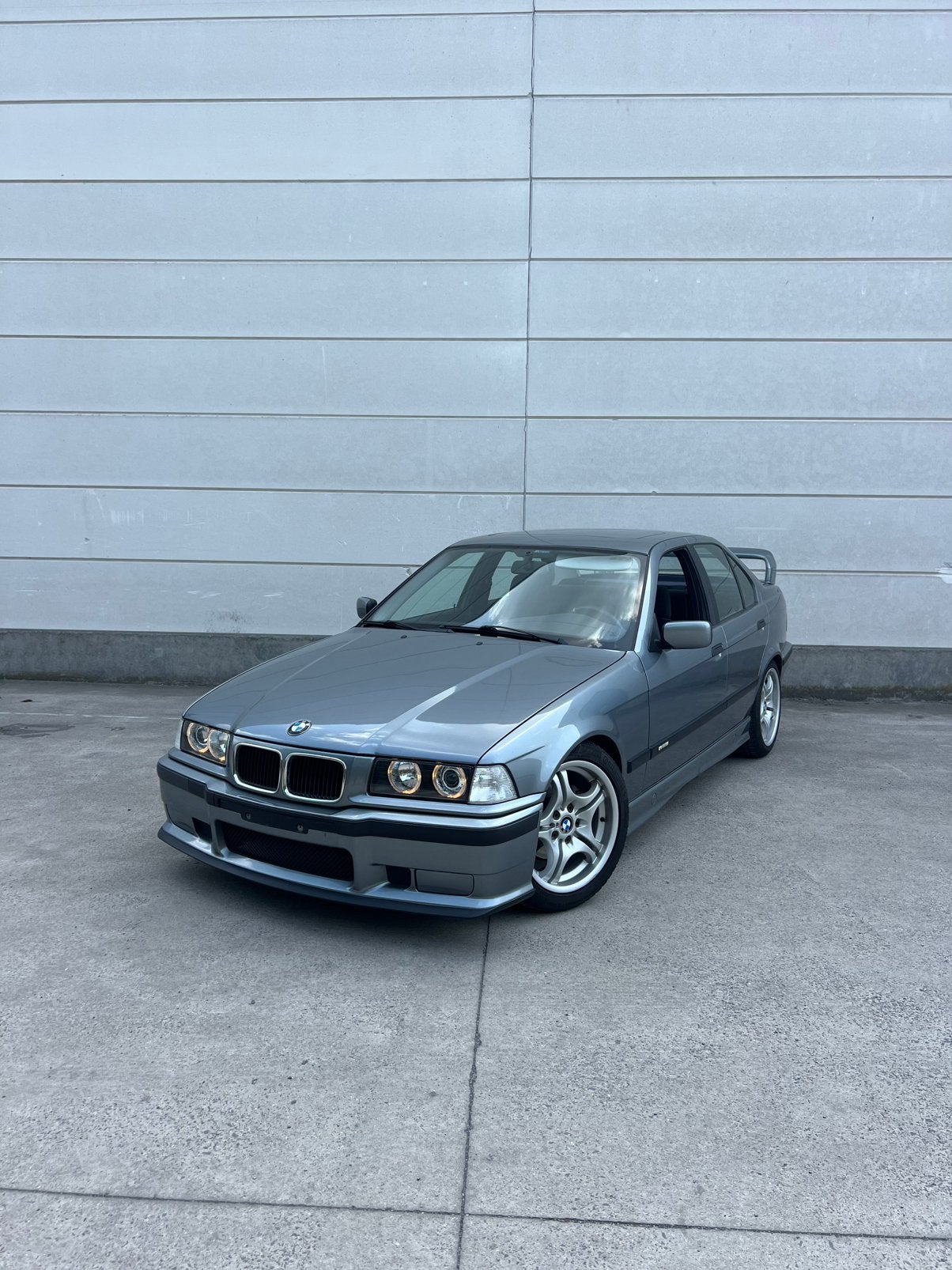 BMW e36 318i en parfait état, Autos, BMW, Argent ou Gris, Achat, 4 portes, Boîte manuelle