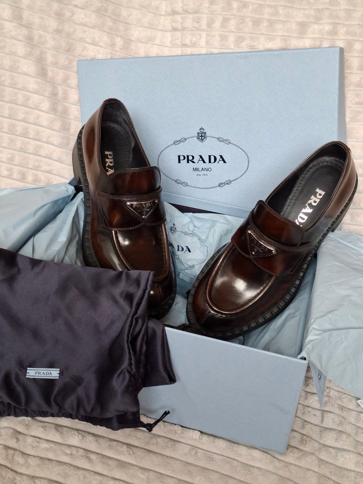 PRADA. (NOUVEAU 820€), Enlèvement ou Envoi