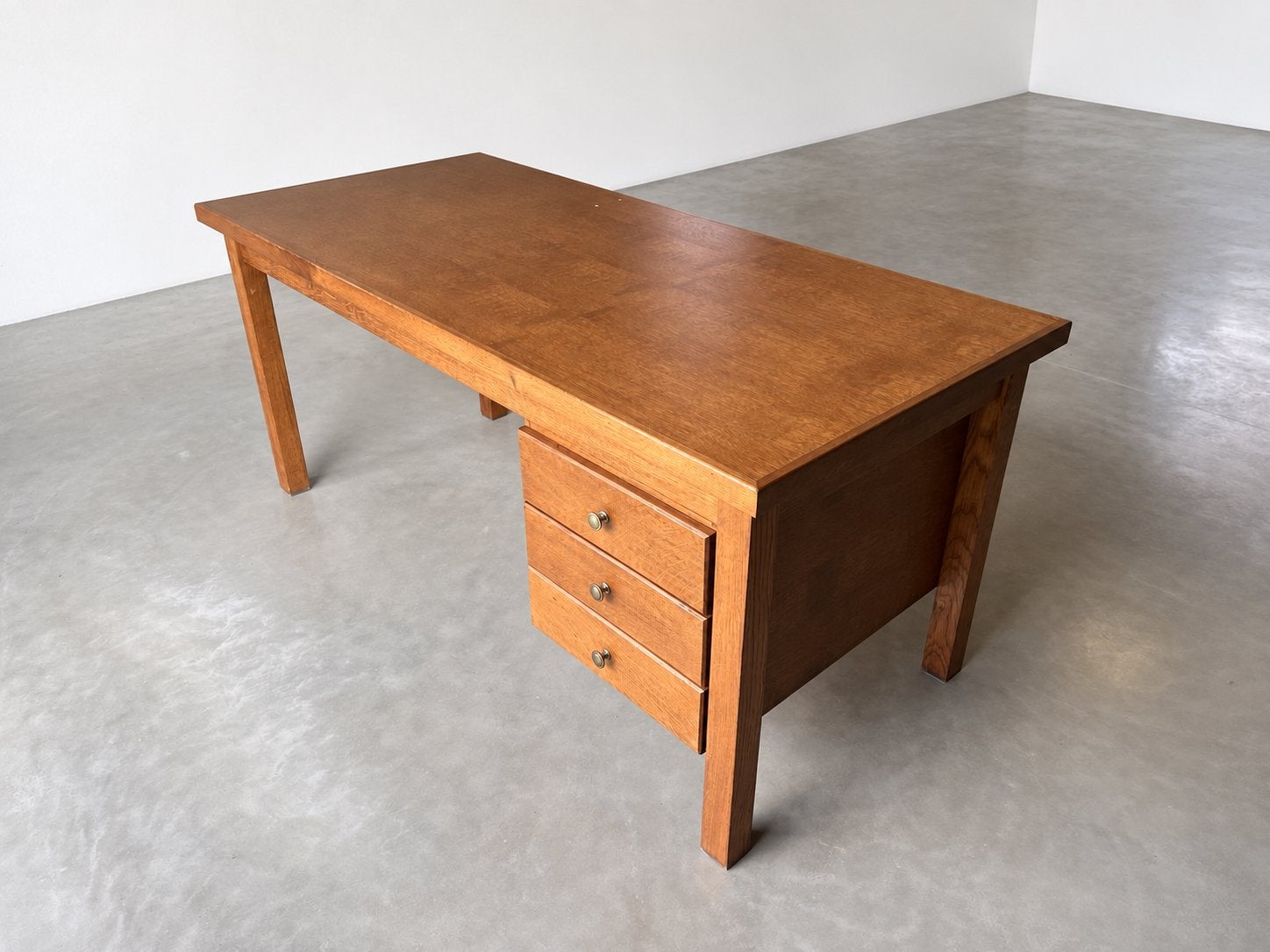 Spacieux bureau vintage en bois avec trois tiroirs, Antiquités & Art, Enlèvement