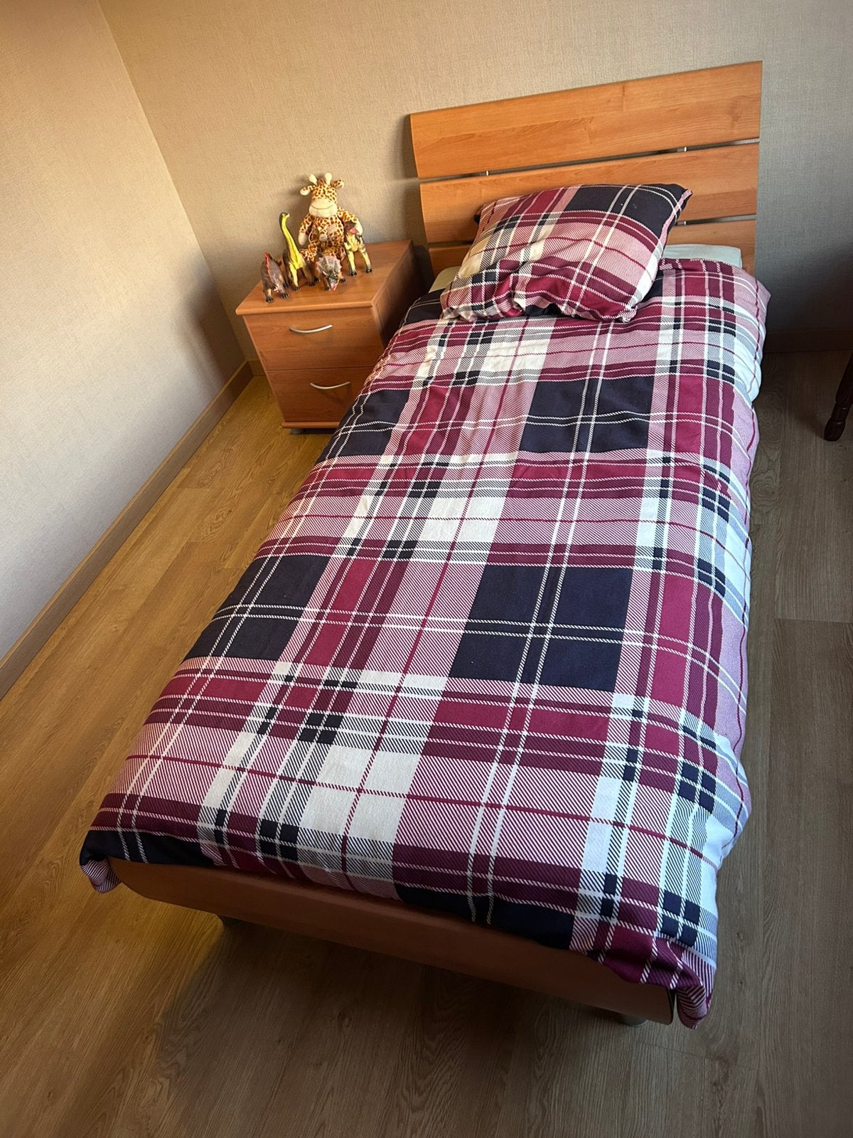 Eenpersoonsbed 90x200 met nachtkastje – zeer goede staat, Huis en Inrichting, Slaapkamer | Complete slaapkamers, Ophalen, Eenpersoons