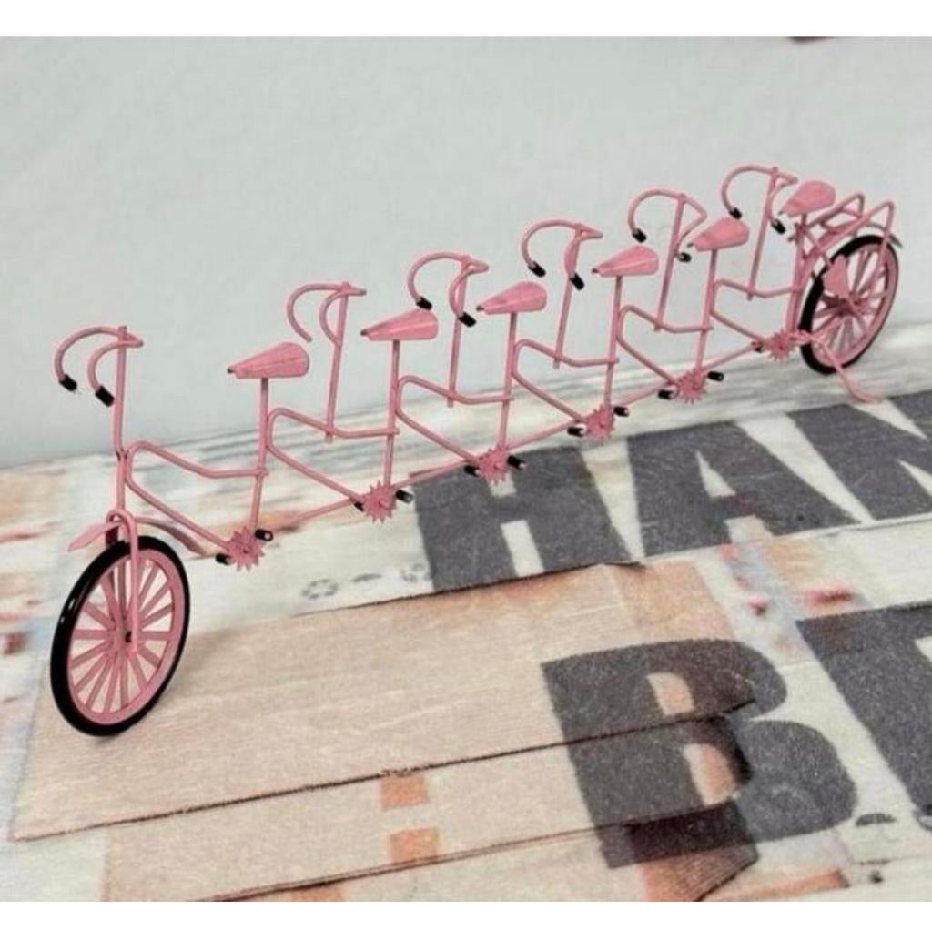 Vélo miniature rose tandem à 6 places rare et antique  1960, Antiquités & Art, Art | Objets design, Enlèvement ou Envoi