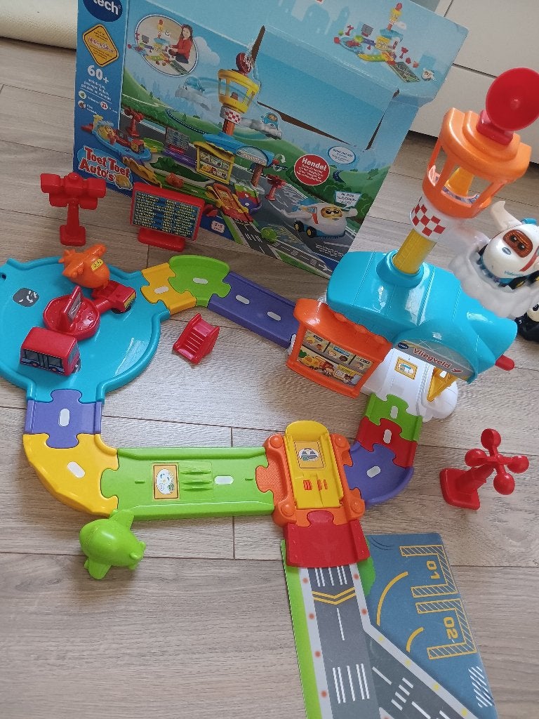 Toet toet luchthaven, Kinderen en Baby's, Speelgoed | Racebanen, Racebaan, Zo goed als nieuw, Handmatig, Ophalen