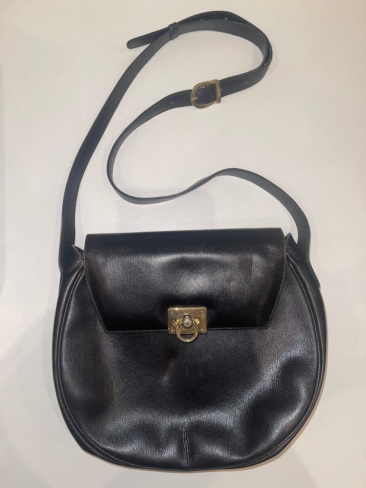 Sac bandoulière vintage en cuir noir NOUVELTA, Envoi, Utilisé, Noir, Sac à bandoulière
