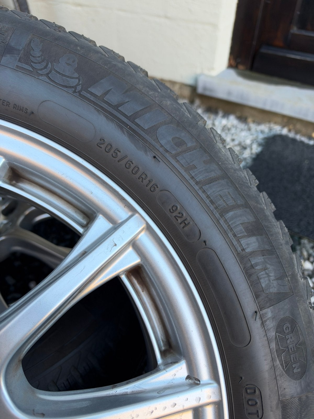Jantes Mercedes d'origine avec pneus d'hiver, Autos : Pièces & Accessoires, Pneus hiver, 16 pouces, Véhicule de tourisme, 205 mm