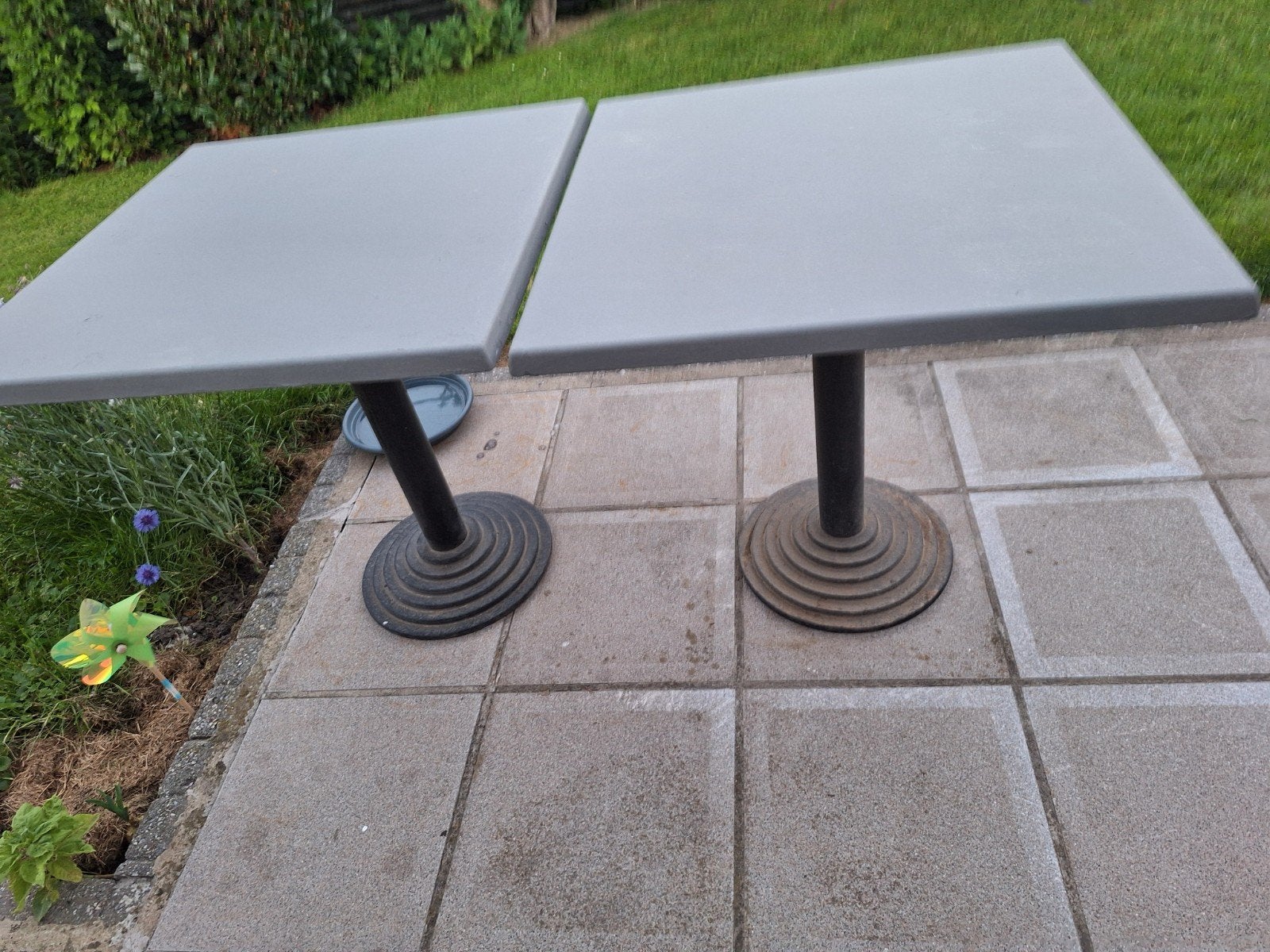 2 TABLES IDENTIQUES DE TERRASSE OU JARDIN, Enlèvement