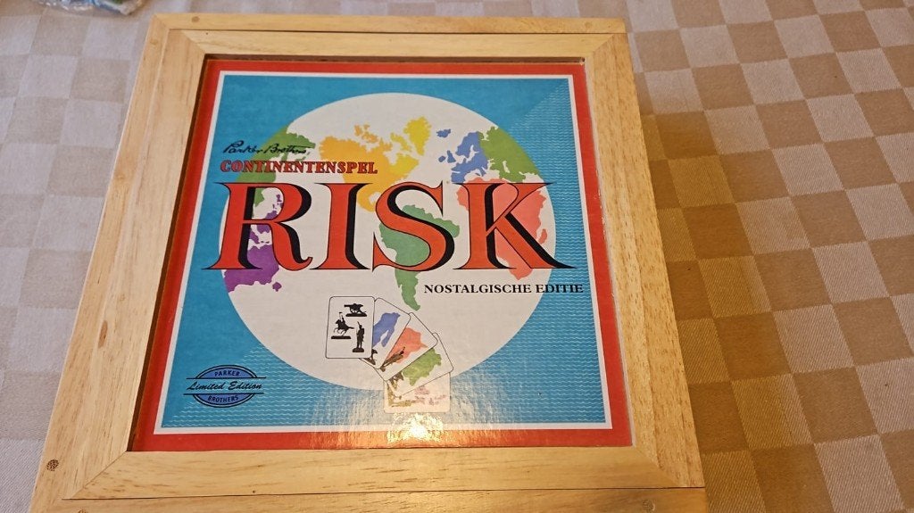 bordspel Risk houten koffer 2003 van Parker limited, Hobby en Vrije tijd, Gezelschapsspellen | Bordspellen, Een of twee spelers
