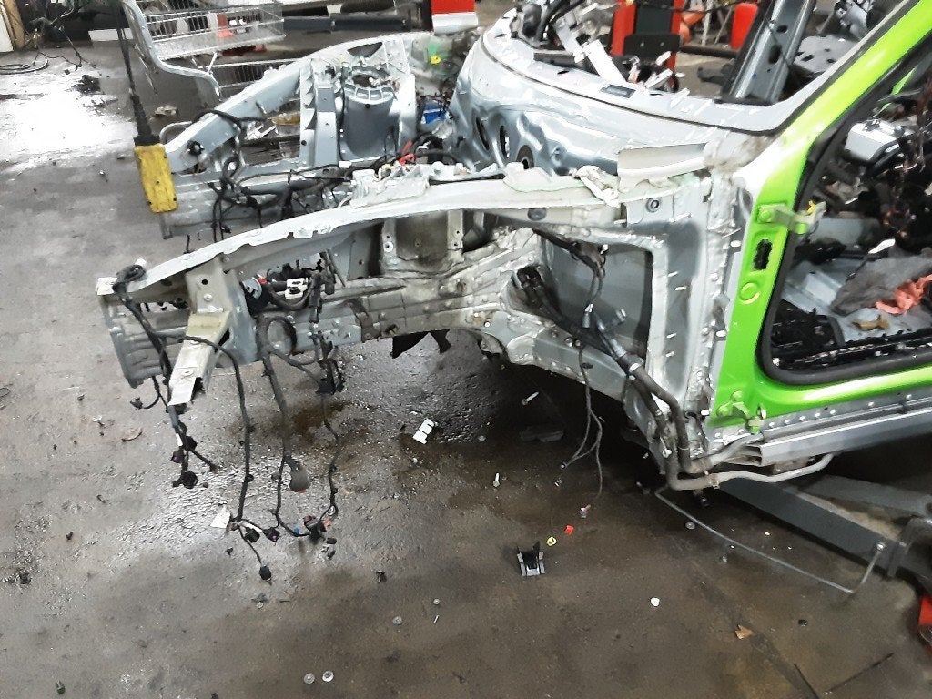 BINNENSPATSCHERM LINKS VOOR Porsche Taycan (Y1A), Auto-onderdelen, Gebruikt, Porsche Deutschland GmbH, Porscheplatz 1
70435  Stuttgart, DE