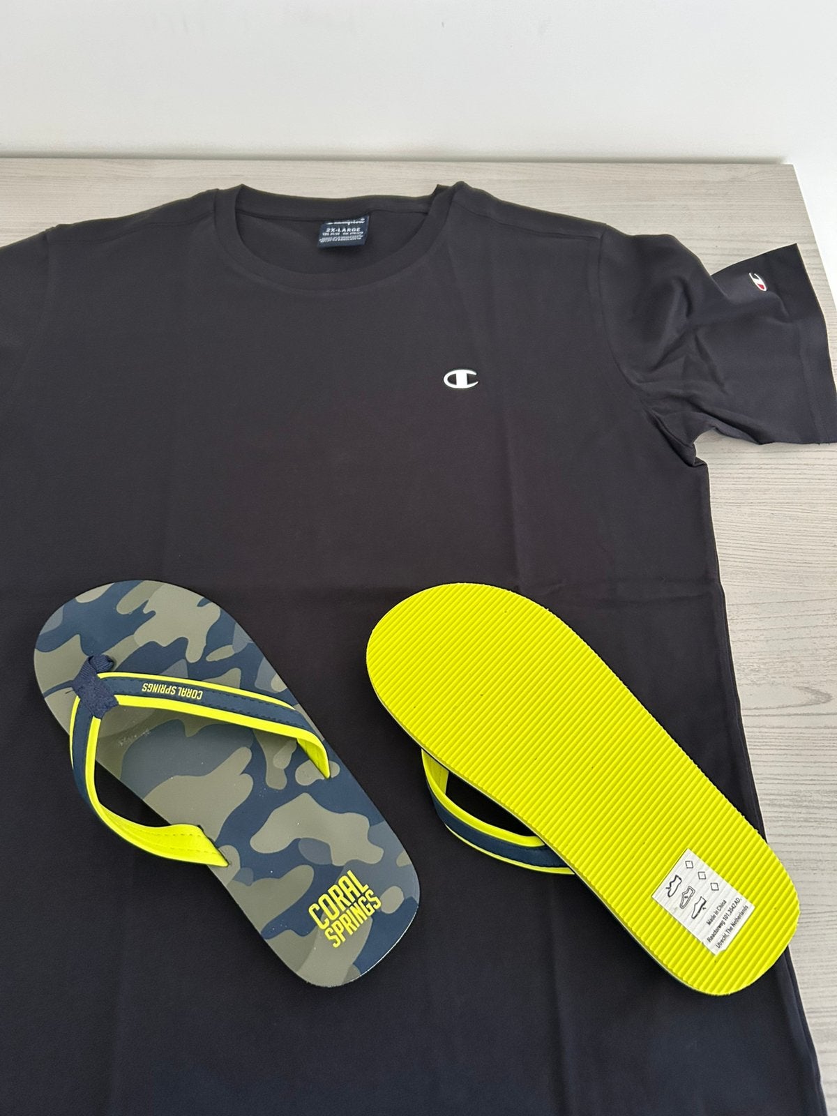 Nieuwe t shirt 176 en slippers 38/39, Ophalen, Nieuw