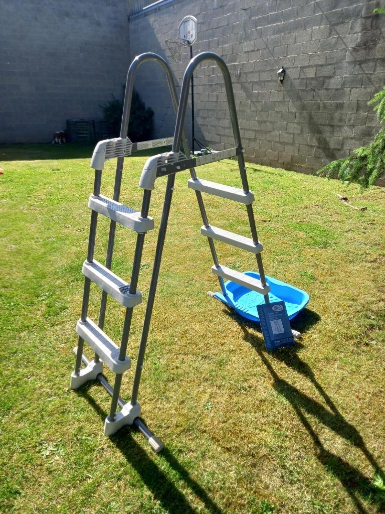 Echelle Intex pour piscine 107 cm de haut avec bac rinçage, Jardin & Terrasse, Enlèvement, Comme neuf