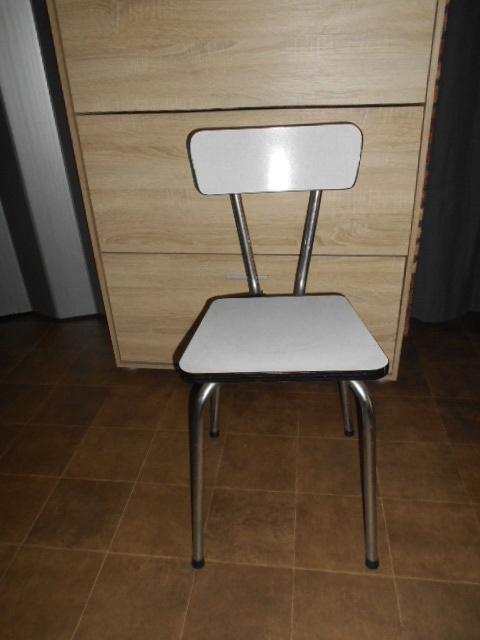 Vintage keukenstoel of tabouret met rugleuning, Huis en Inrichting, Ophalen, Gebruikt