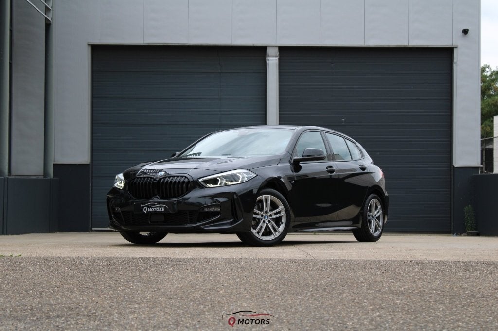 BMW 118 M SPORT-LED-CARPLAY-NAVI-PDC-GARANTIE, Auto's, BMW, Automaat, Zwart, Bedrijf, 5 deurs