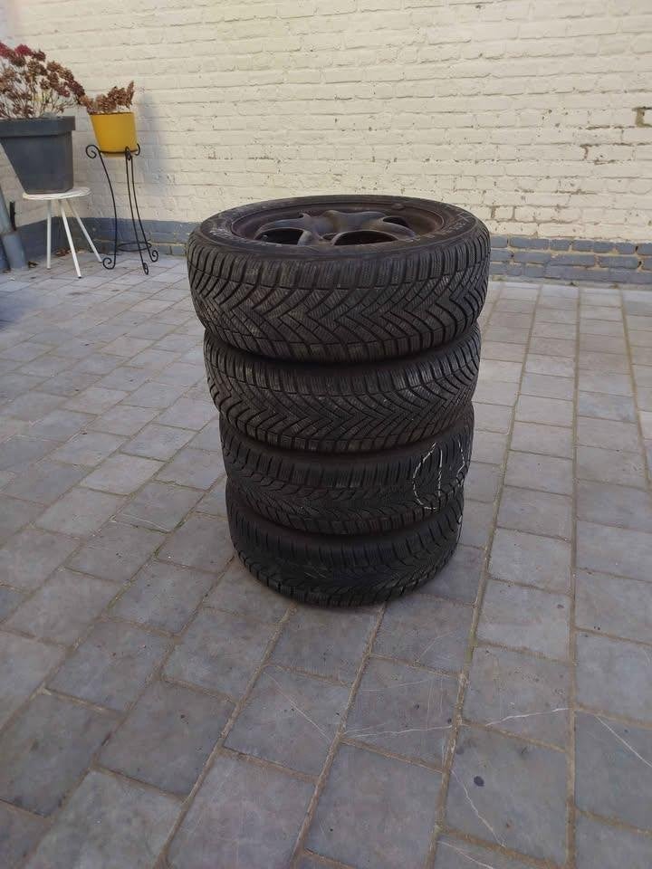 Lot de 4 pneus neige montés sur jantes Ford, Autos : Pièces & Accessoires, Pneus & Jantes, Pneu(s), Pneus hiver, 16 pouces, 205 mm
