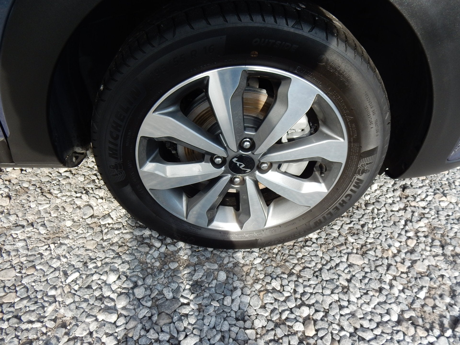 Kia Stonic 100pk ! 56000km ! (bj 2023), Auto's, Stof, Overige kleuren, Bedrijf, Grijs