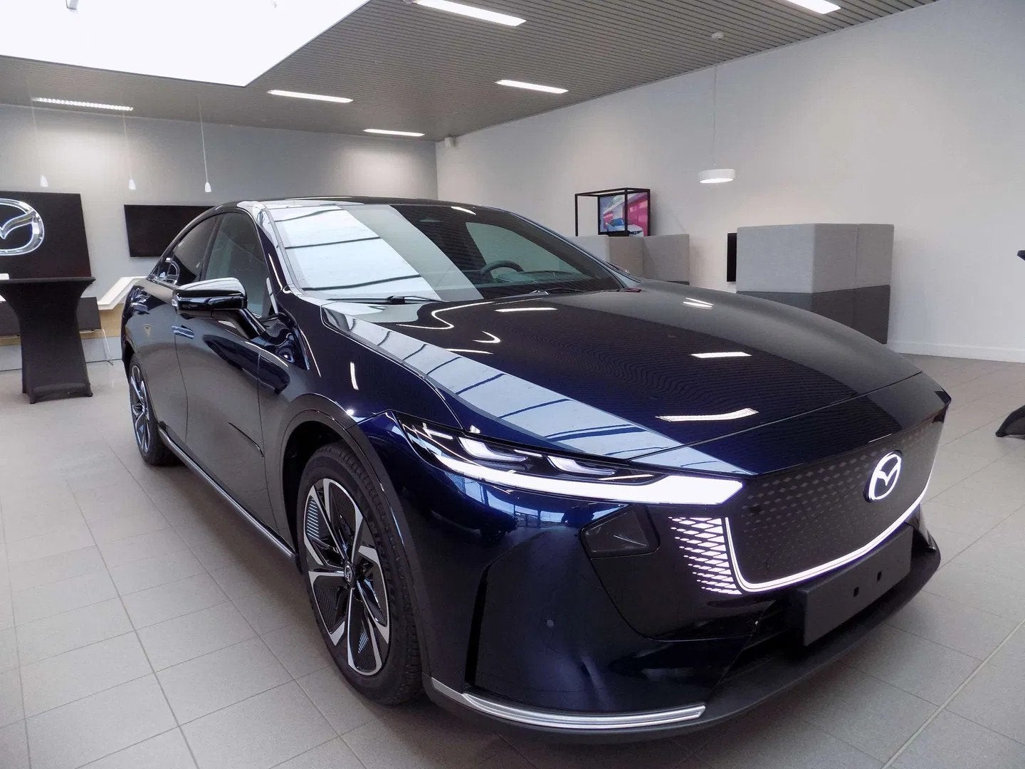 Mazda 6e 6e EV Takumi 68.8 kWh (automaat), Auto's, Automaat, 2387 kg, Zwart, Blauw