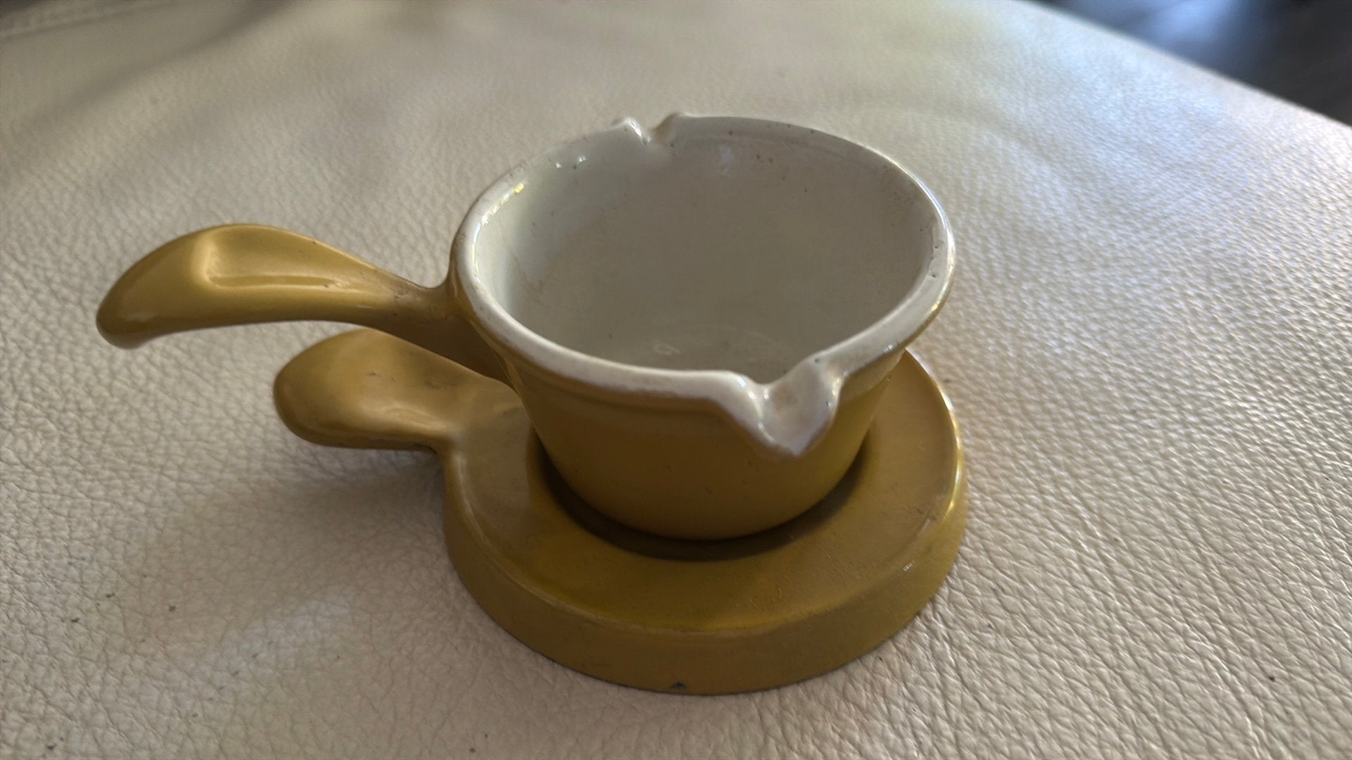 Descoware chauffe-beurre vintage jaune avec dessous de plat., Enlèvement