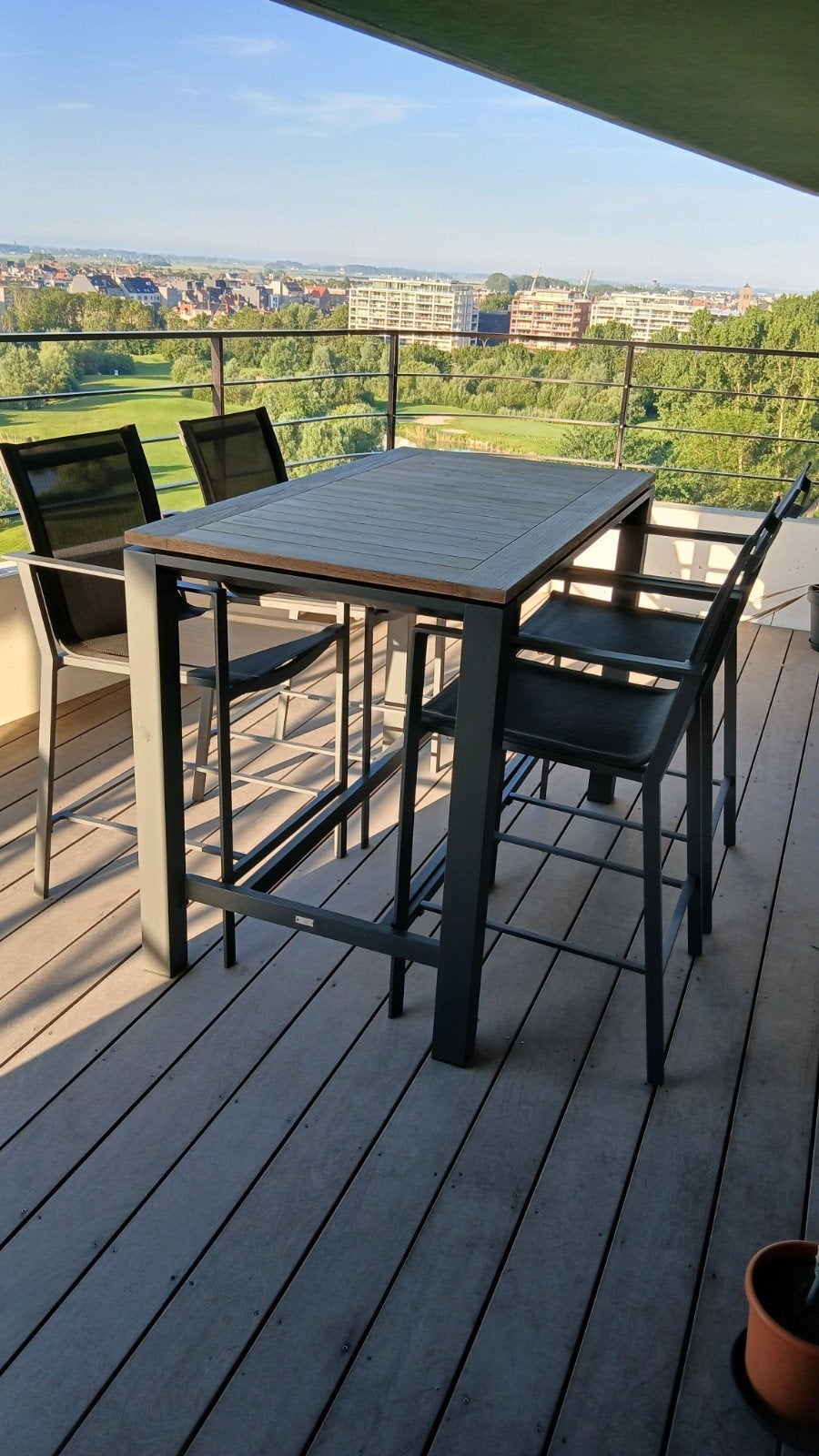 Table de bar haute avec 4 chaises hautes, marque LIFE, Maison & Meubles, Enlèvement