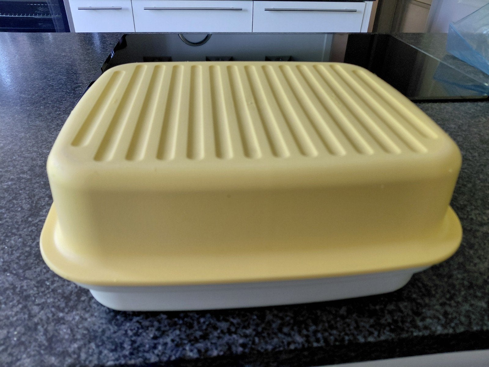 Grande boîte à lunch Tupperware en bon état, Maison & Meubles, Cuisine| Tupperware, Boîte de conservation, Utilisé, Avec couvercle