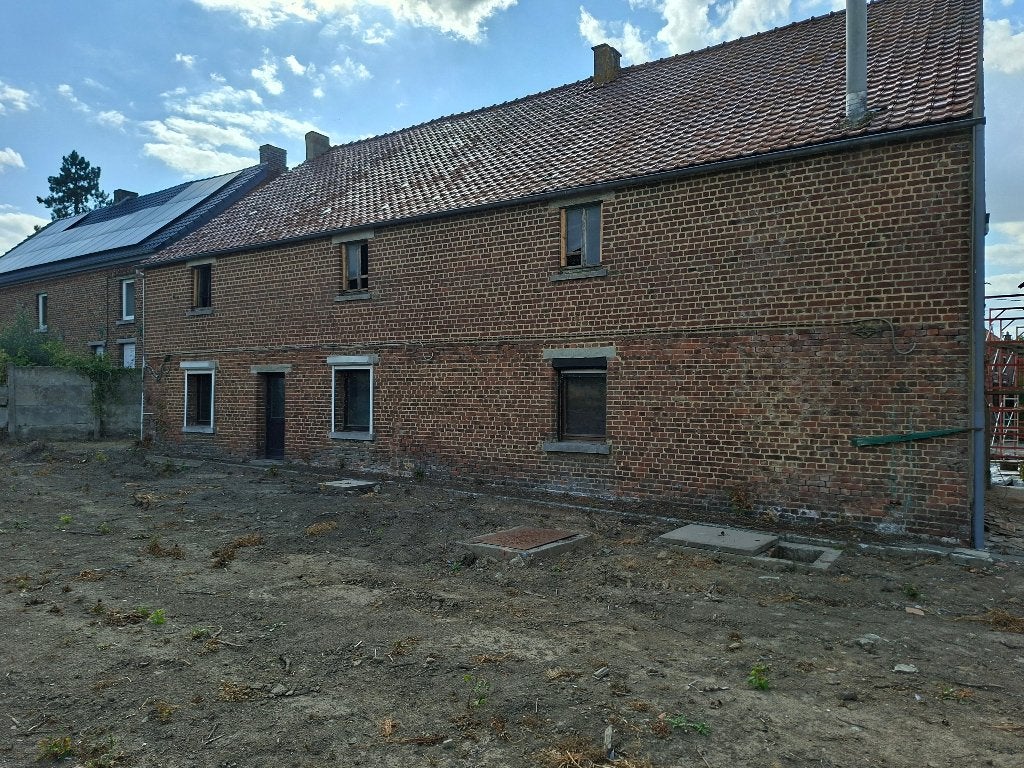 Fermette 4 façades sur 1370m2 à restaurer, Habitation avec espace professionnel, 1000 à 1500 m², 300 m², Province du Brabant wallon