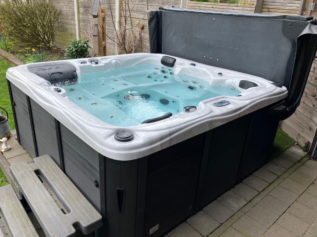 Myspa doubledutch, Tuin en Terras, Bubbelbaden en Hottubs, Ophalen, Zo goed als nieuw, Trap, Vast