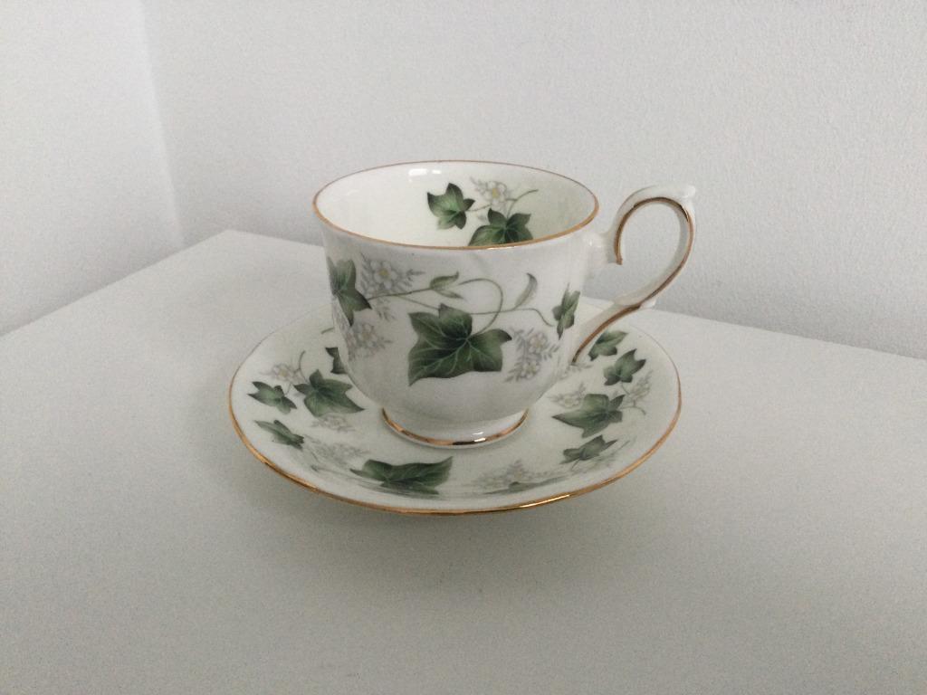 Tasse et sous-tasse  en porcelaine Ivy Duchess (Bone China), Enlèvement