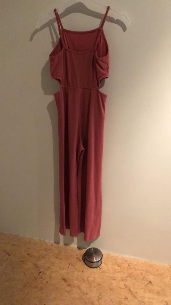 Rode meisjes jumpsuit met jasje 152 - 157 Giks Mode, Kinderen en Baby's, Kinderkleding | Maat 152, Zo goed als nieuw, Meisje, Overige typen