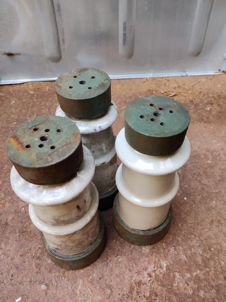 Vintage porseleinen isolator met metalen voeten ., Ophalen