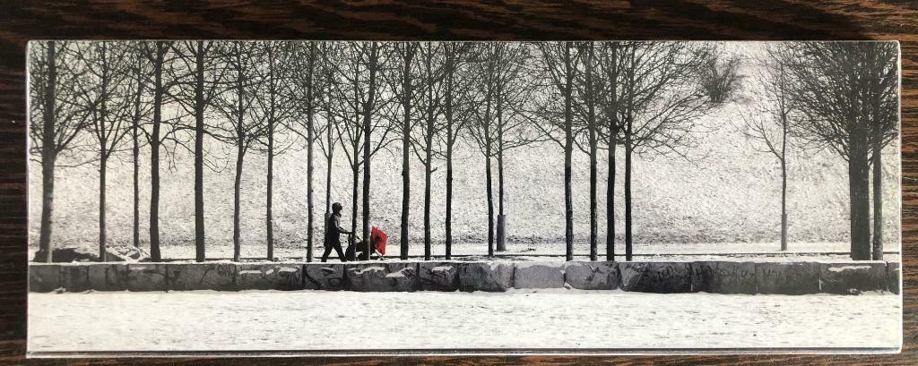 photo noir et blanc sur cadre, promenade d'un landau en hive, Collections, 1980 à nos jours, Enlèvement ou Envoi, Photo, Comme neuf