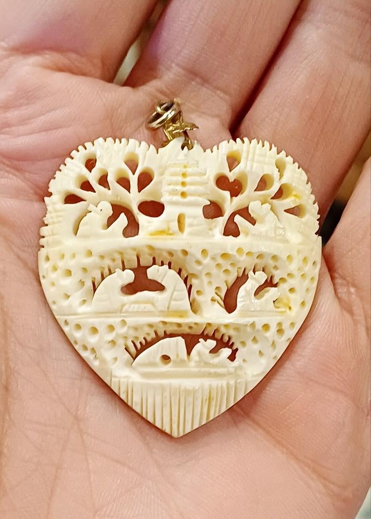 Pendentif en forme de cœur oriental, Enlèvement ou Envoi, Cœur