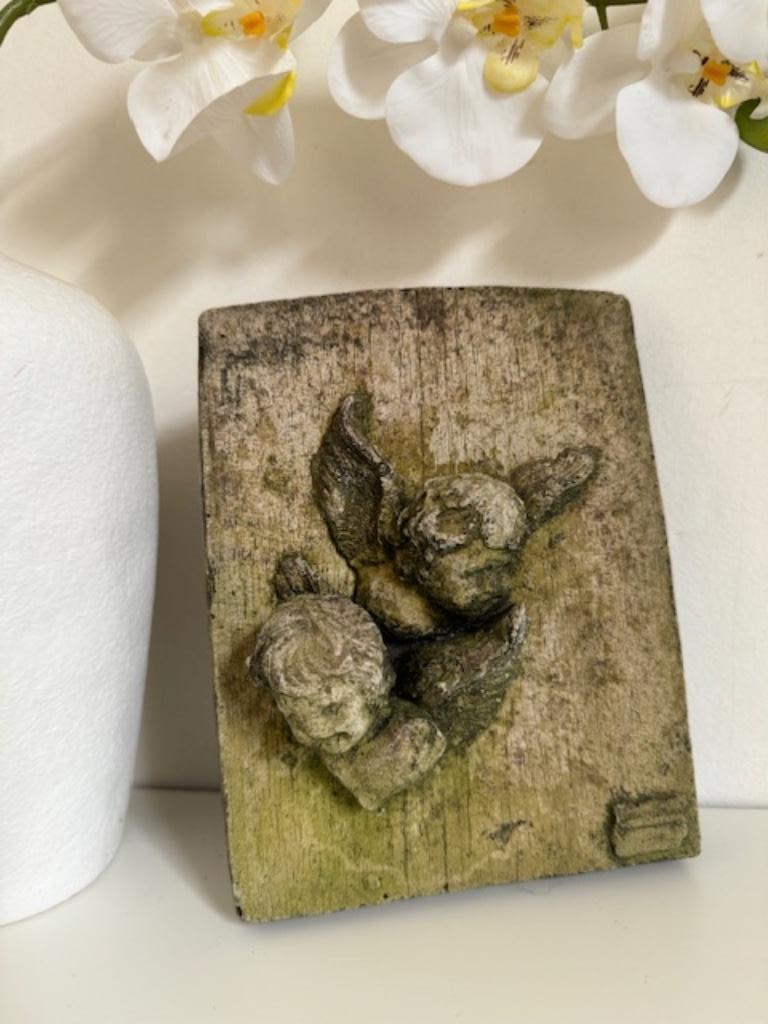 Assiette à motif en béton avec 2 adorables anges Cupidon, Enlèvement ou Envoi