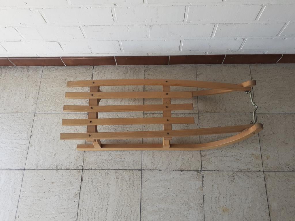 Houten slede met trekriem, Ophalen