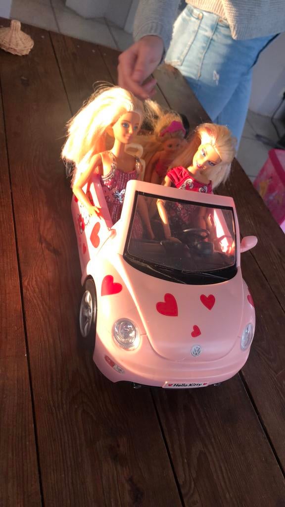 Voiture Hello Kitty et 3 barbies, Enfants & Bébés, Jouets | Poupées, Utilisé