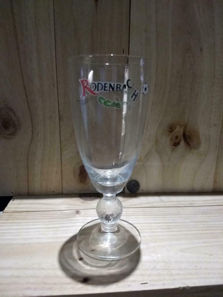 Glas Rodenbach, voetbal in voet, embleem voetbal rechts, Enlèvement ou Envoi, Comme neuf