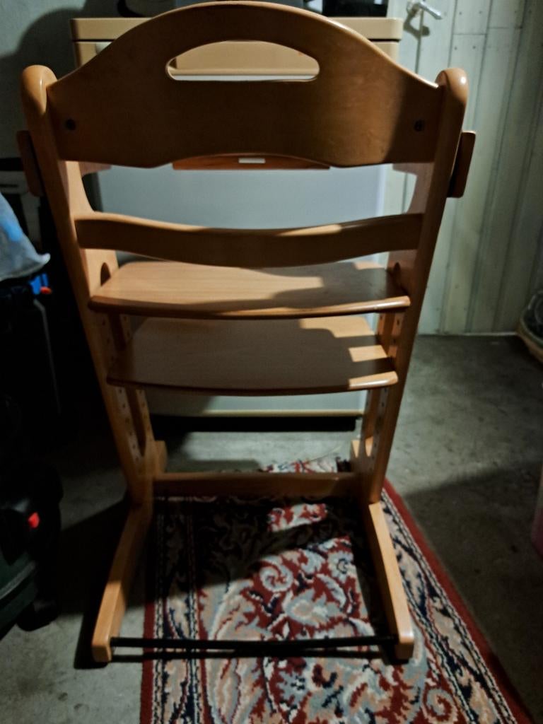 Houten babystoeltje in glanzend hout., Kinderen en Baby's, Kinderstoelen, Ophalen, Zo goed als nieuw
