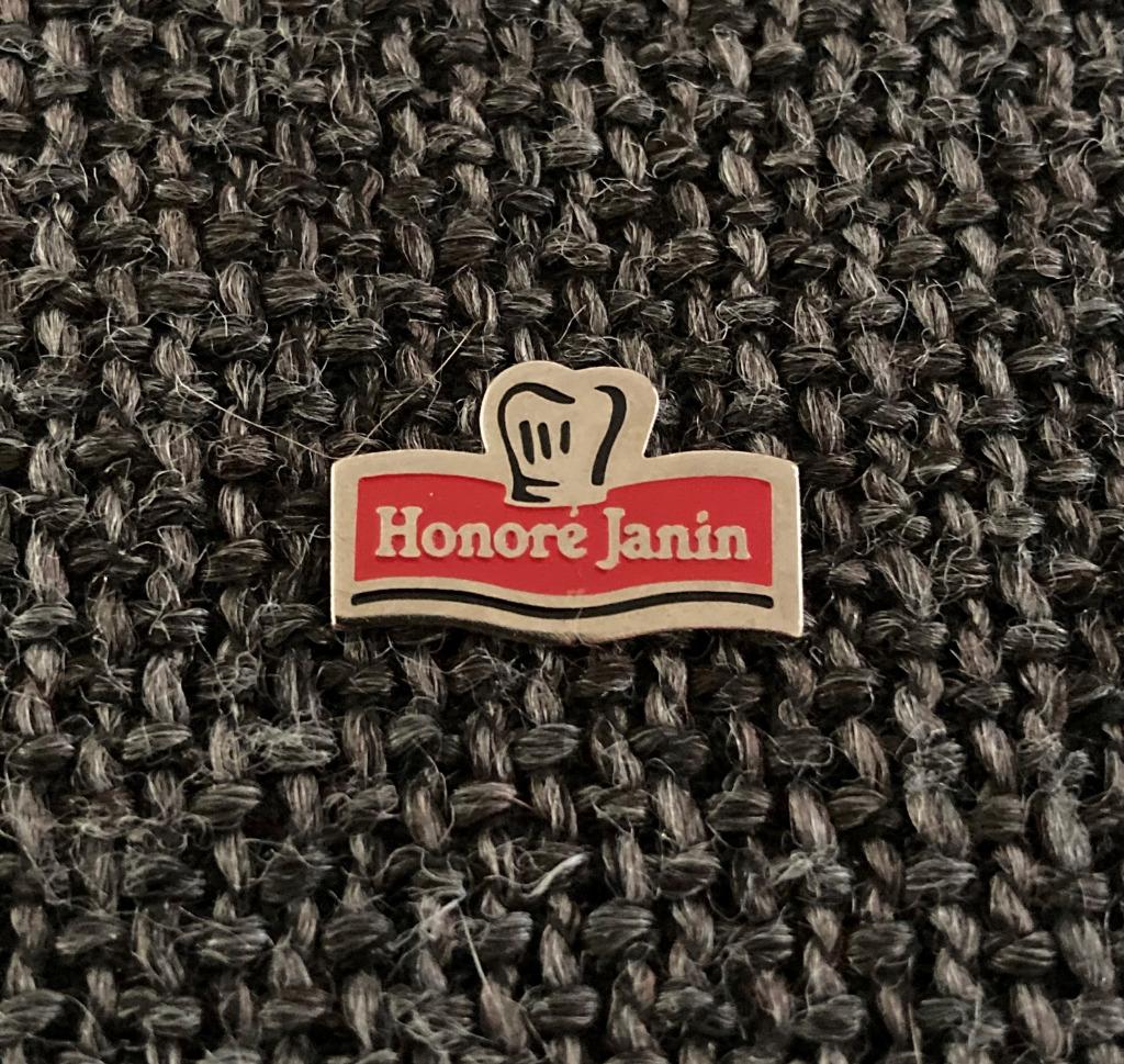 PIN - HONORÉ JANIN - TRAITEUR, Envoi, Utilisé, Autres sujets/thèmes, Insigne ou Pin's