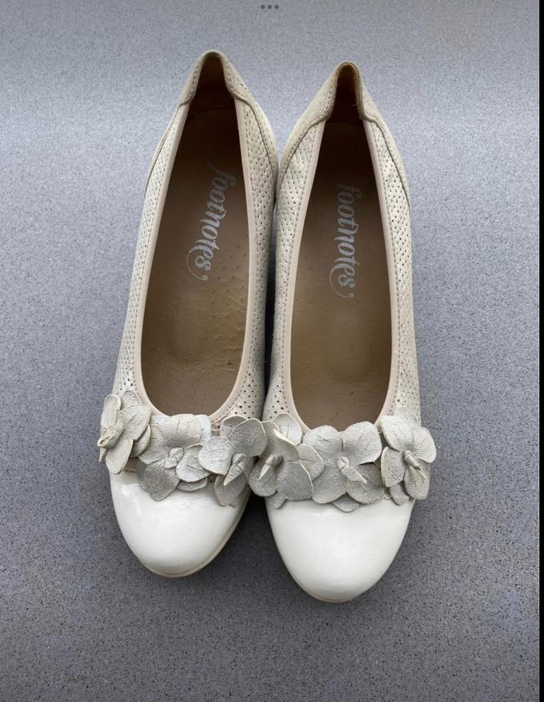Damesschoenen van Footnotes maat 38, wit met zilver, Ophalen of Verzenden, Wit