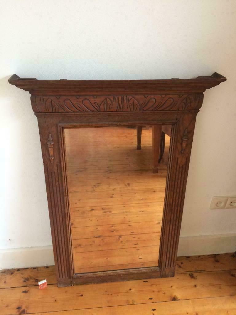 Oude spiegel in sierlijk houten omlijsting 99 hoog bij 70 cm, Gebruikt, Ophalen of Verzenden, Minder dan 100 cm, Rechthoekig