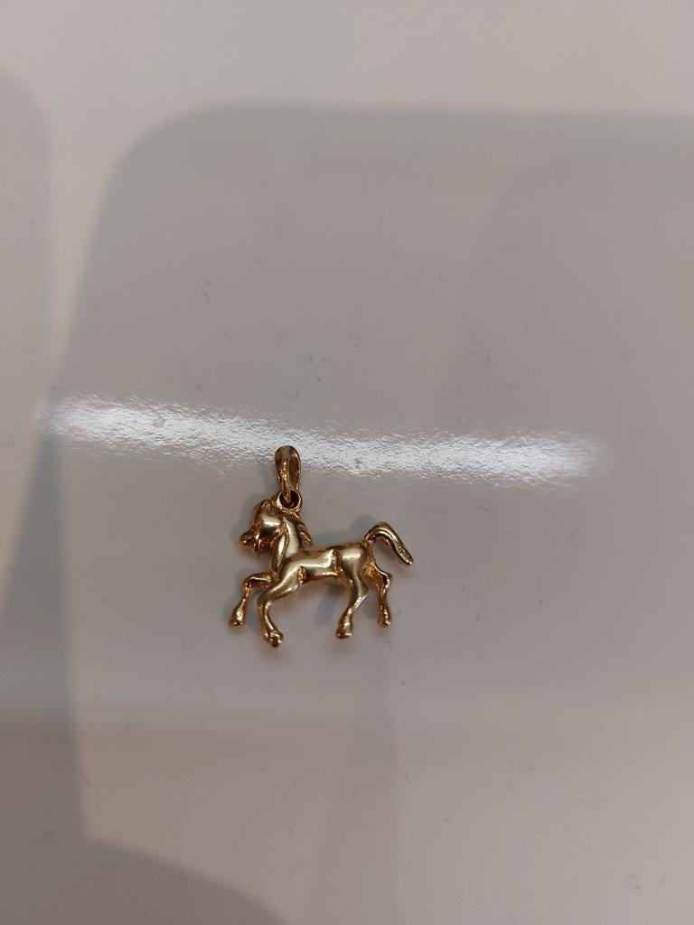 Pendentif cheval en or plaqué, Bijoux, Sacs & Beauté, Bracelets à breloques, 1 bracelet à breloques, Enlèvement ou Envoi, Comme neuf