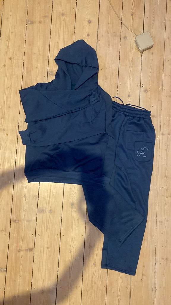 Essentials tracksuit, Vêtements | Femmes, Homewear, Enlèvement ou Envoi, Comme neuf, Taille 36 (S), Bleu