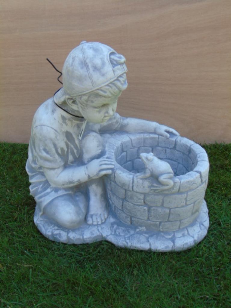 jardinière le garçon et la grenouille en pierre pat, Jardin & Terrasse, Enlèvement, Comme neuf, Pierre, Autres types