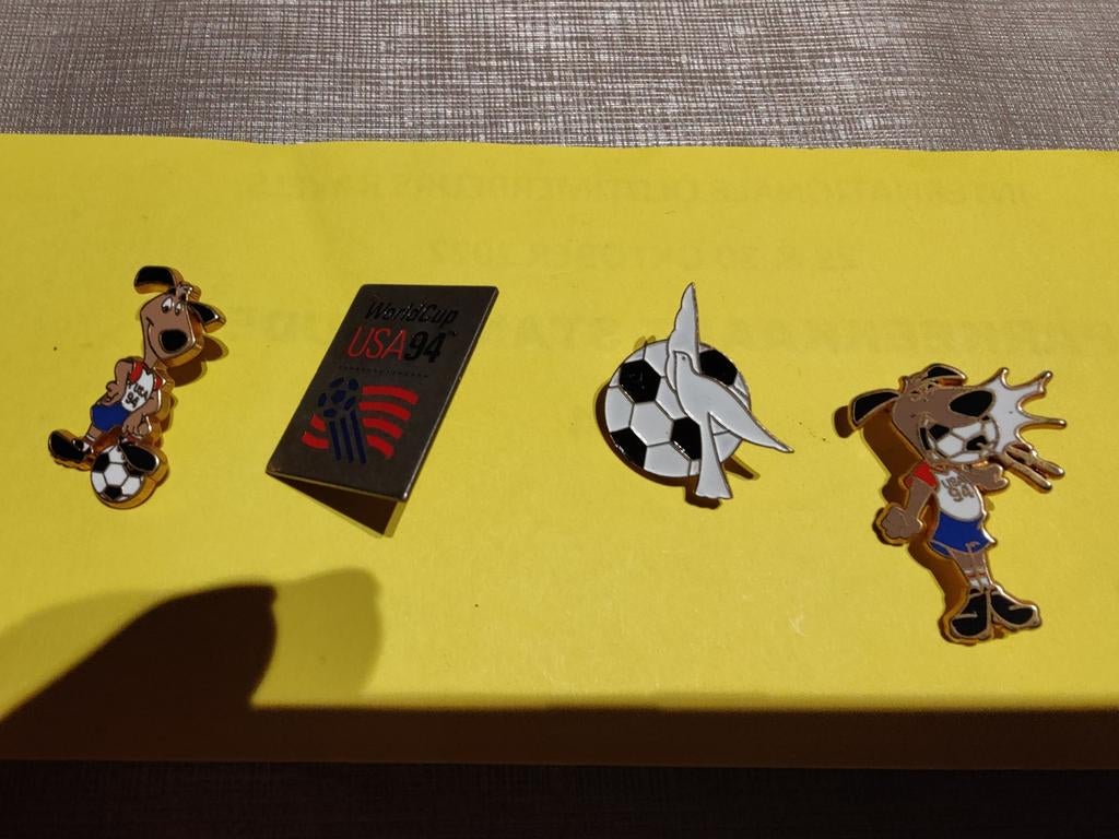 voetbal pins, Verzamelen, Speldjes, Pins en Buttons, Ophalen of Verzenden, Zo goed als nieuw