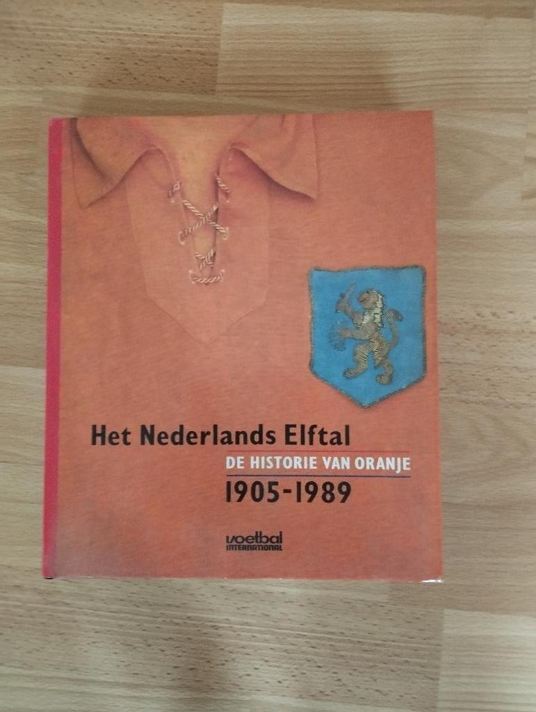 voetbalboek De Historie van Oranje 1905-1989, Verzamelen, Ophalen of Verzenden, Nieuw, Boek of Tijdschrift