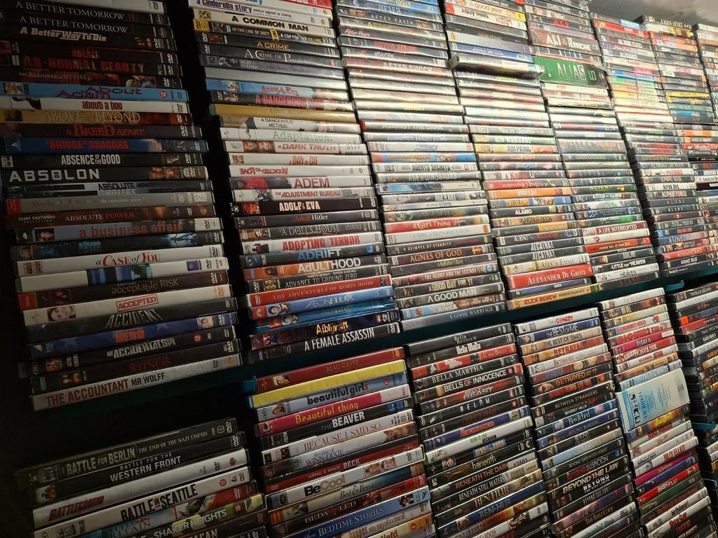 A : bijna 600 dvd's en series aan verschillende prijzen., Ophalen of Verzenden