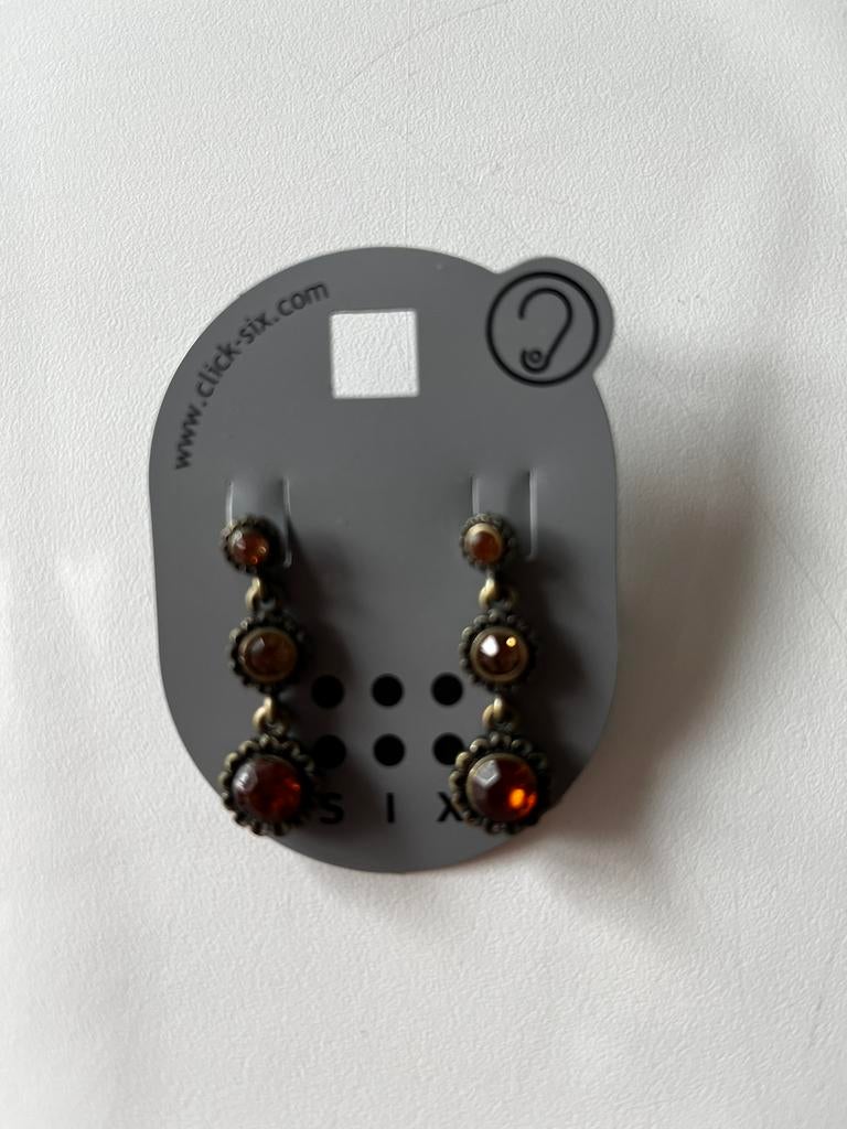 Zwarte oorbellen met oranje bruine steentjes van Six., Handtassen en Accessoires, Oorbellen, Overige materialen, Hangers, Oranje