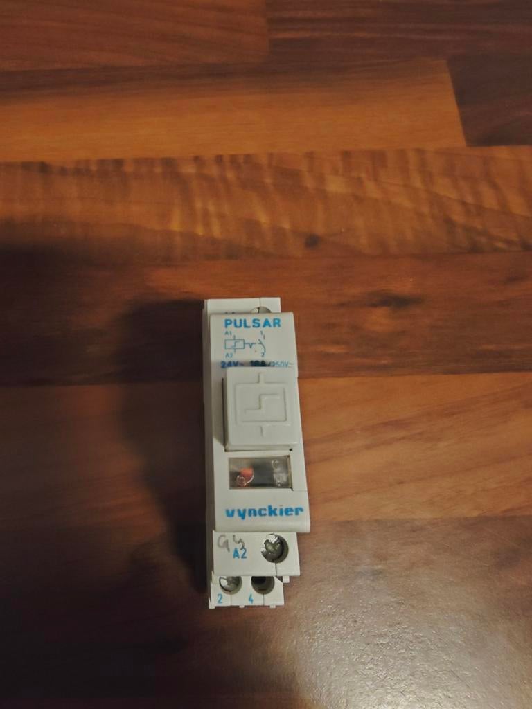 Impulsschakelaar - teleruptor 250V/24V 16A enkelpolig., Ophalen of Verzenden, Gebruikt, Schakelaar