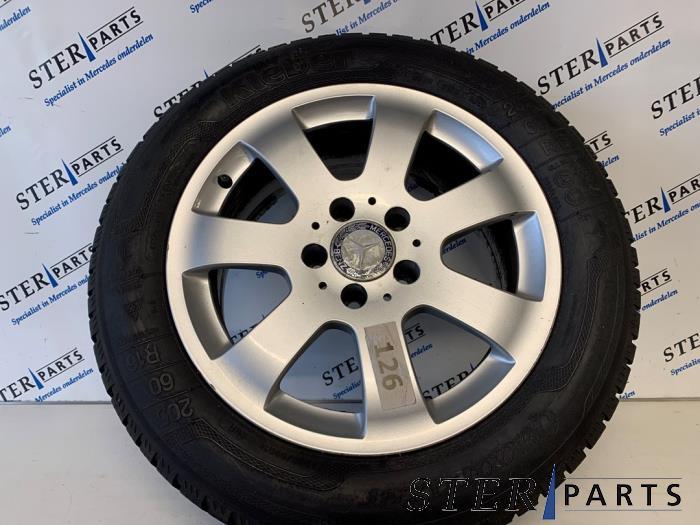 Jante + pneu d'hiver d'un Mercedes E-Klasse, Autos : Pièces & Accessoires, Pneus & Jantes, Véhicule de tourisme, -, 3 mois de garantie